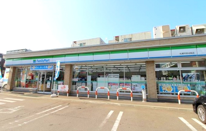 コンビニ　ファミリーマート平岸4条店（コンビニ）まで586m
