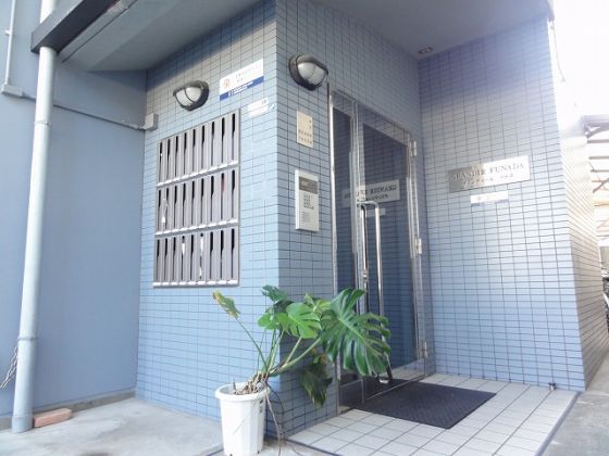 エントランス　オートロックは1人暮らしの強い味方ですね。