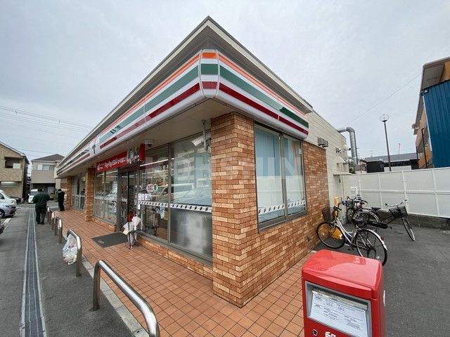 コンビニ　セブンイレブン（コンビニ）まで985m