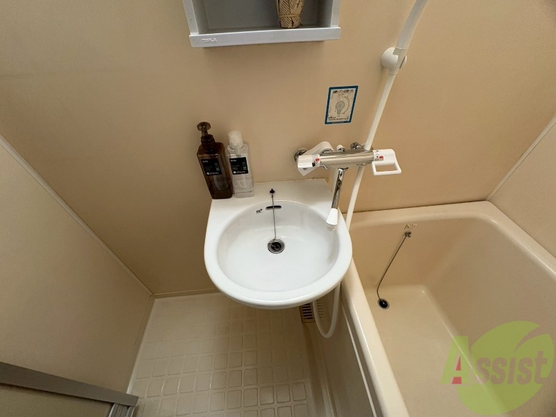 洗面設備　洗面台はコンパクトな造りなので、掃除が楽に出来ますね。