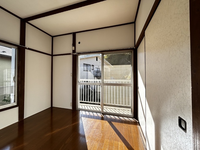 居室・リビング　２面採光の明るい洋室