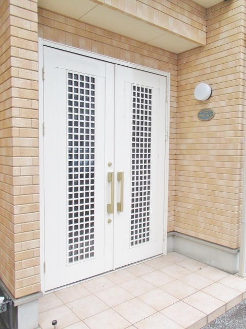 エントランス　真っ白なエントランスが印象的！