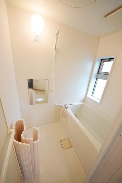 バス・シャワールーム　★窓付きで換気のしやすいお風呂★