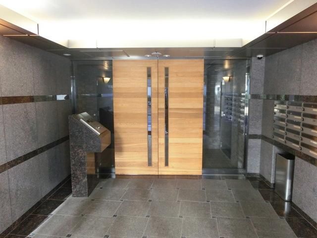 エントランス　★オートロック付きロビーです★