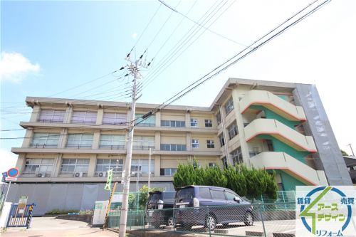 小学校　朝霧小学校（小学校）まで568m