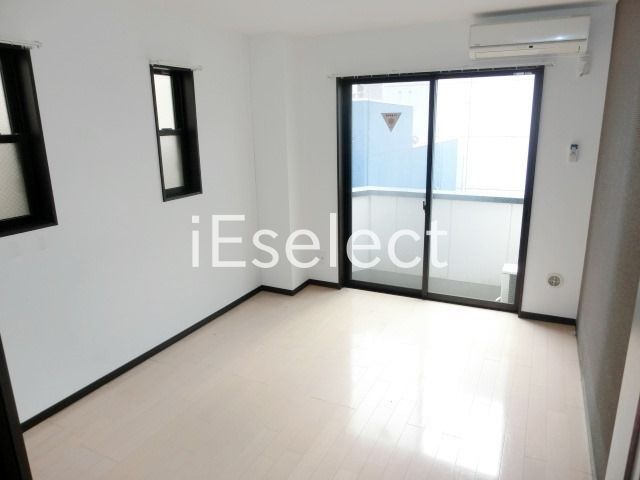 居室・リビング　2面採光で開放感ありますね。