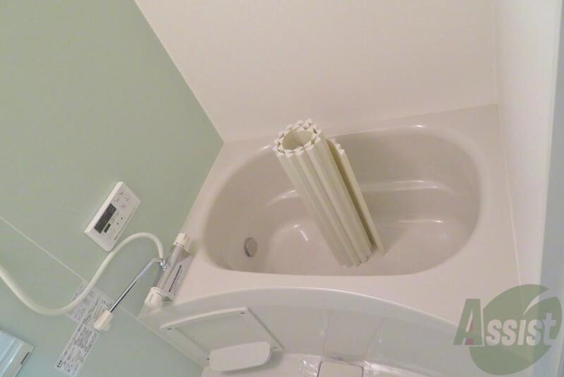 バス・シャワールーム　バス・トイレ別で追焚機能も付いて便利です。