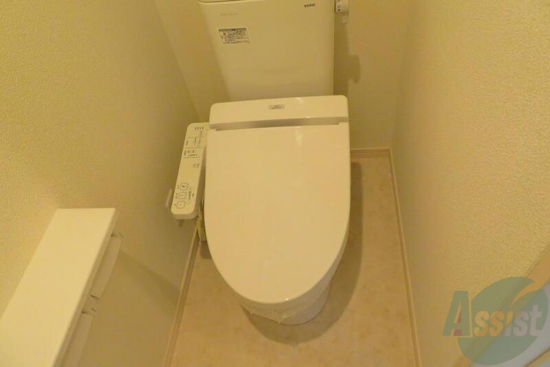 トイレ　バス・トイレ別、温水洗浄便座付きで清潔に使えます。