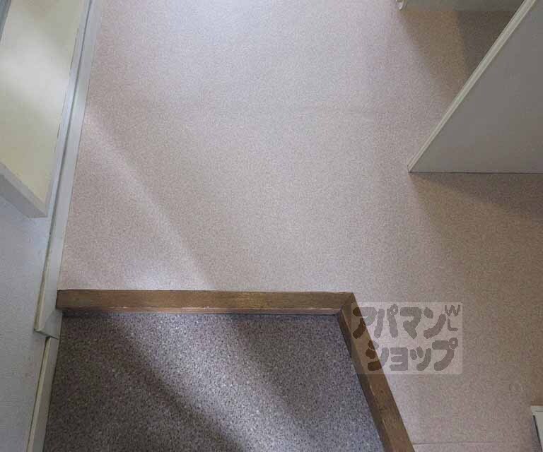 キッチン　簡素な玄関です