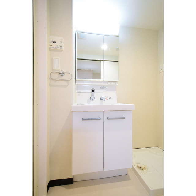 洗面設備　明るい洗面所です