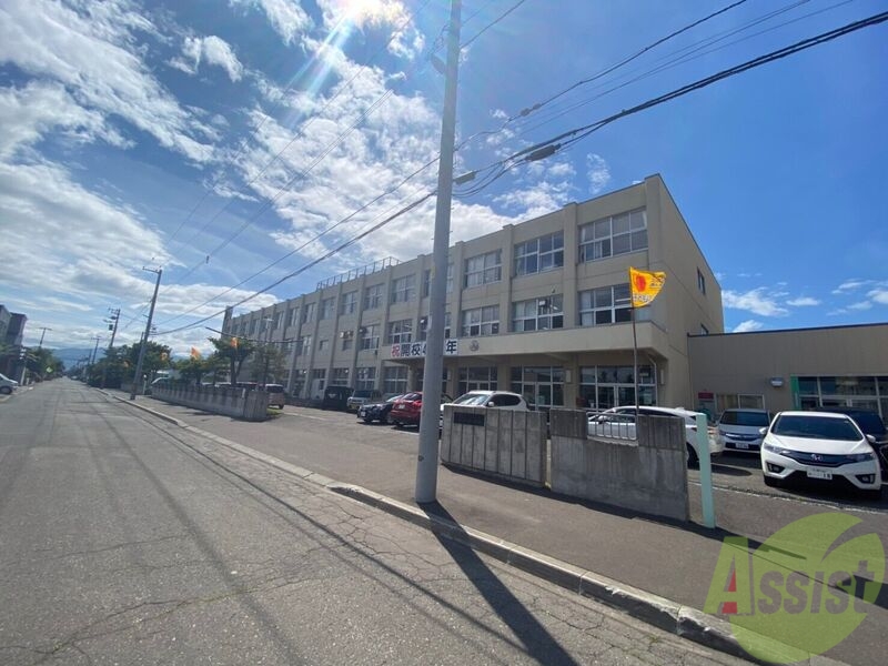 小学校　札幌市立新琴似緑小学校（小学校）まで749m
