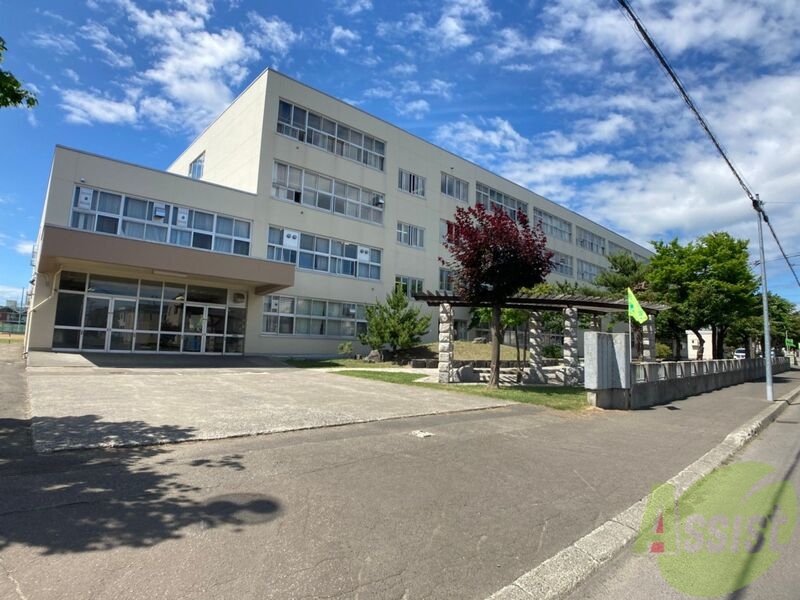 中学校　札幌市立新琴似北中学校（中学校）まで523m