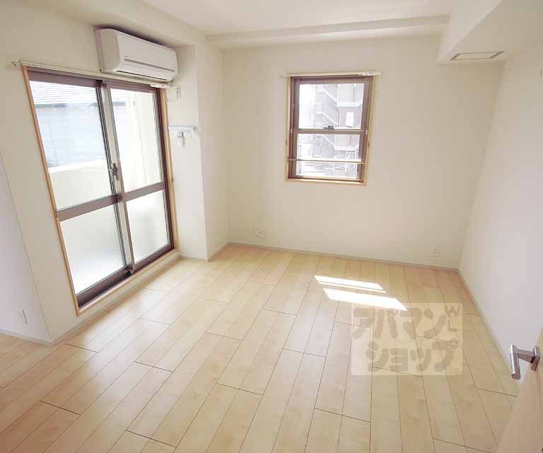 居室・リビング　８帖の洋室。