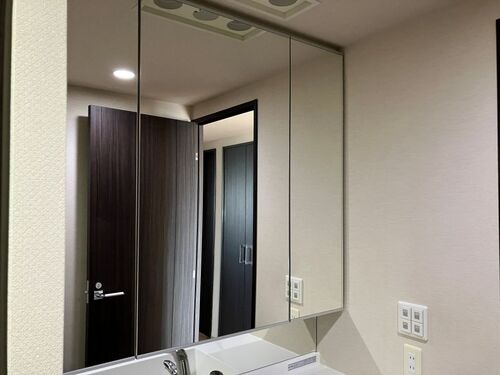 洗面設備　３面鏡付洗面化粧台