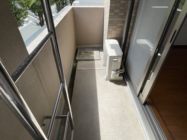 バルコニー　暖かな日差しのふりそそぐバルコニー