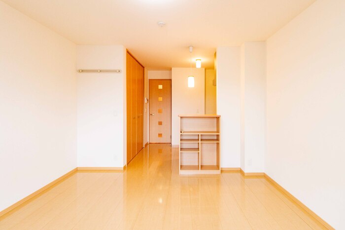 居室・リビング　落ち着いた色調の洋室です