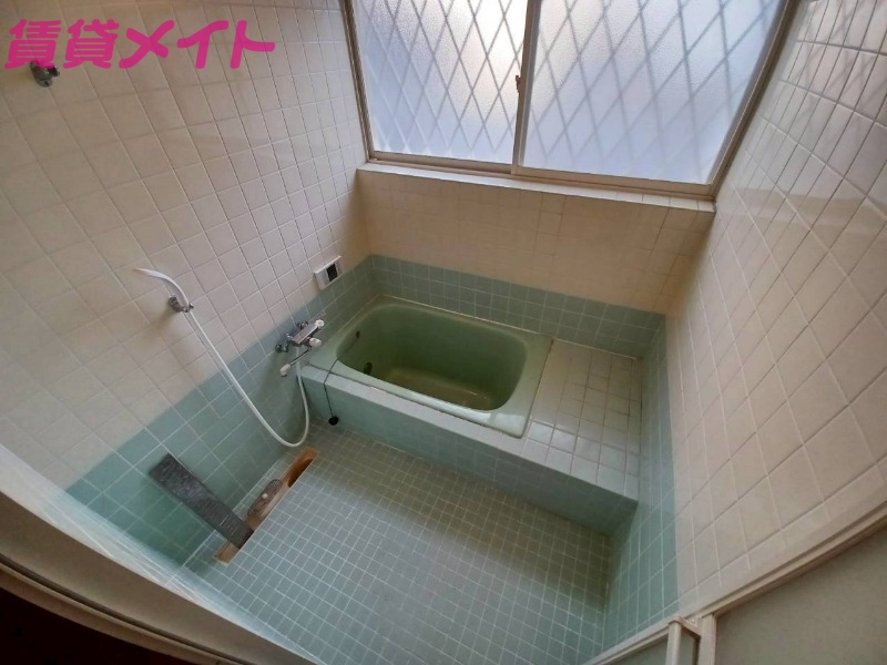 バス・シャワールーム　窓が付いたバスルーム