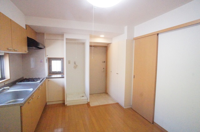 居室・リビング　明るく開放感のあるダイニングキッチンです♪