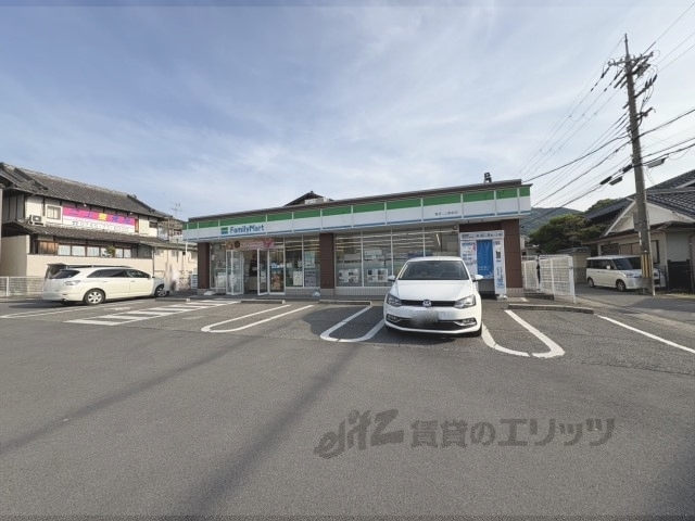 コンビニ　ファミリーマート香芝二上駅前店（コンビニ）まで750m