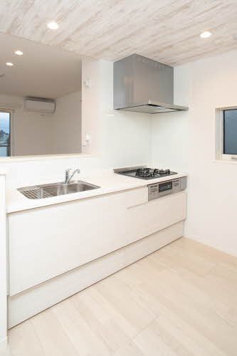 キッチン　ガスコンロ３口ついたシステムキッチンです。