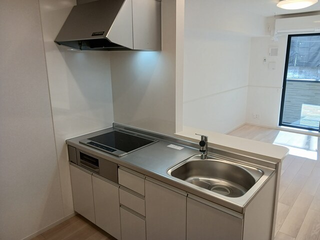 キッチン　IHクッキングヒーター付きのシステムキッチン