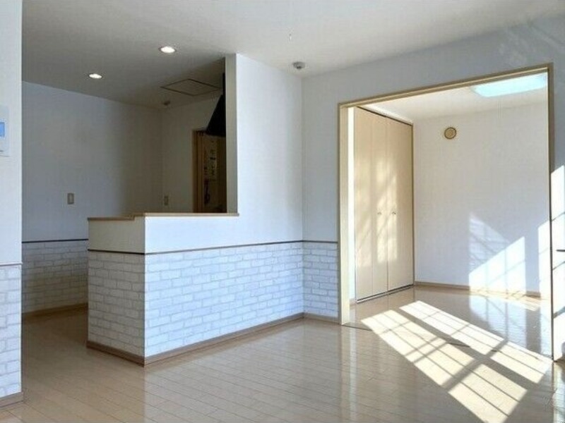 居室・リビング　退去予定につき同タイプ別号室の画像です。