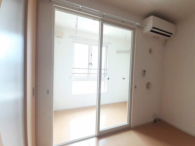 その他設備　サンルーム。雨の日や冬でも安心して洗濯物が干せます！