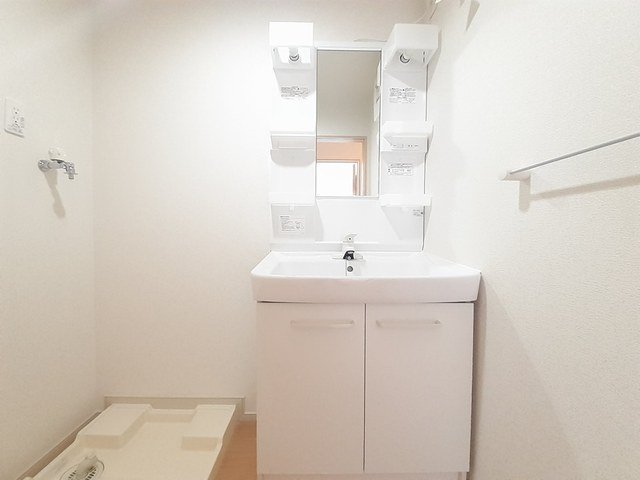 洗面設備　ゆったりとスペースのある洗面所