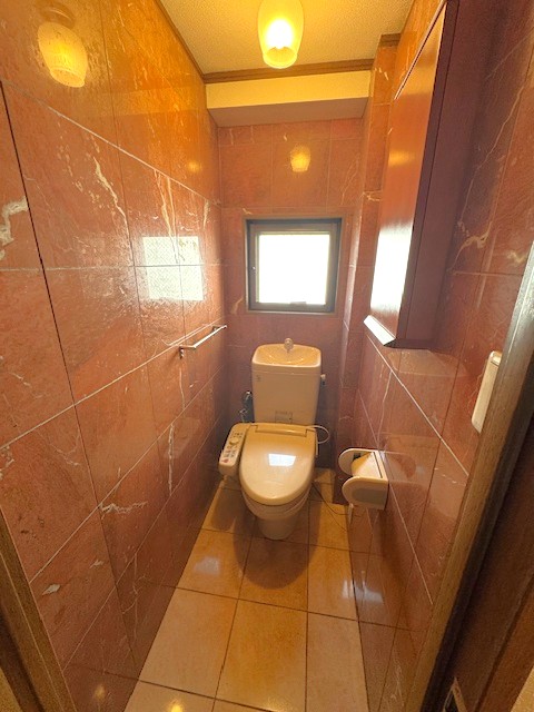 トイレ　温水洗浄便座機能付きのお手洗い、窓付きです