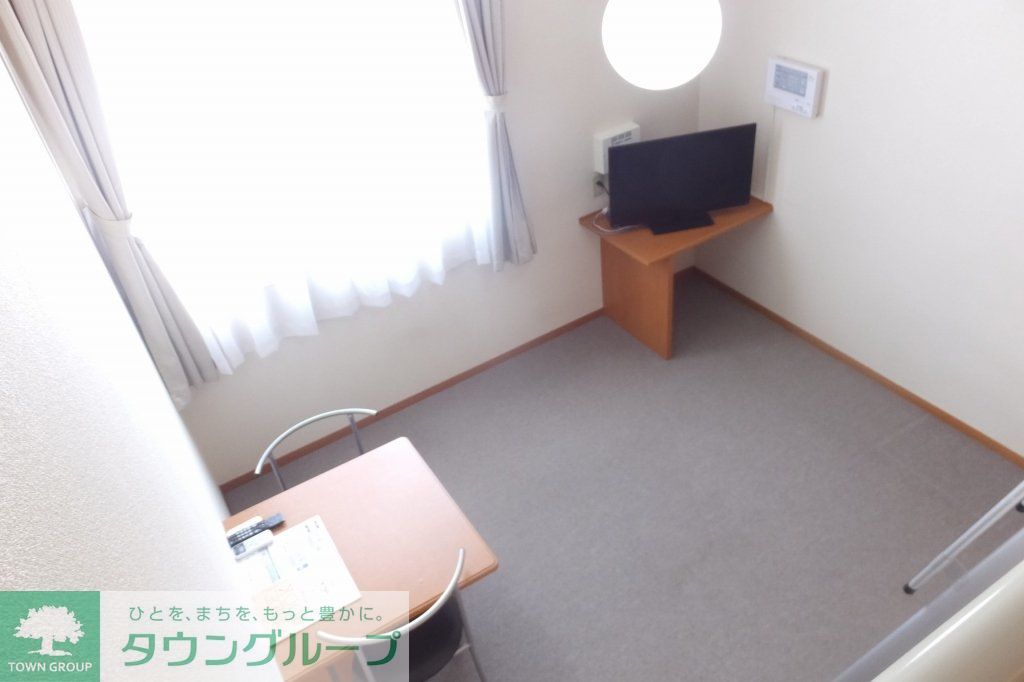 居室・リビング　1階はフローリング、2階はじゅうたんです。