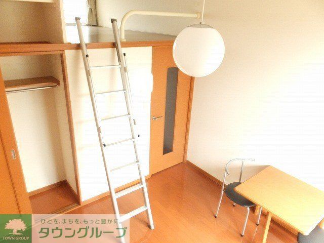 居室・リビング　1階はフローリング、2階はじゅうたんです。