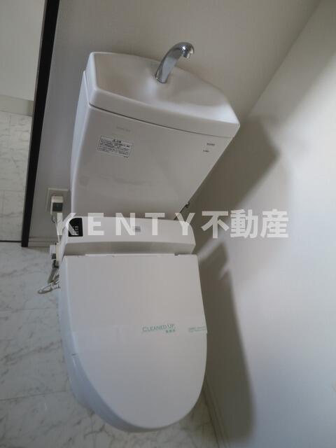 トイレ　落ち着いた色調のトイレです