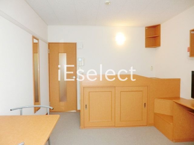 居室・リビング　1階はフローリング、2階はじゅうたん張りです