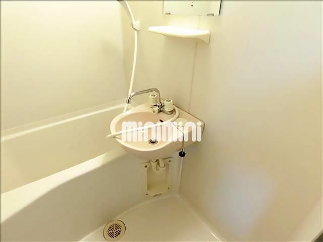 バス・シャワールーム　洗面付きのバスルーム。