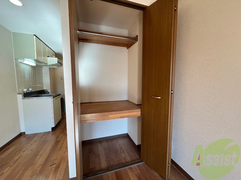 収納　こちらの収納にはハンガーをかけて服もしまえますね。