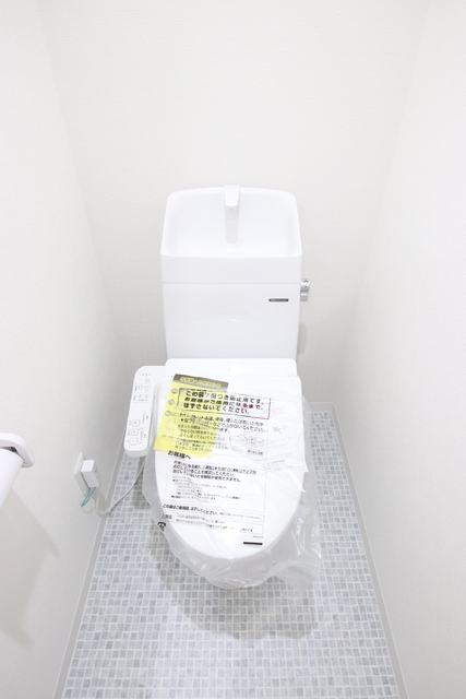 トイレ　※別室参考写真。温水洗浄便座付きです