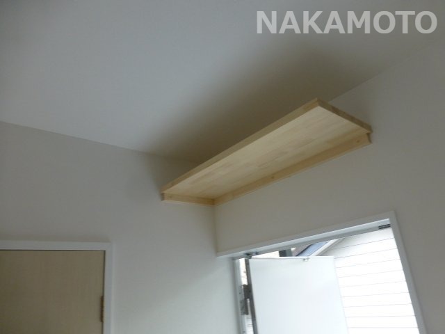 収納　玄関の上に便利なちょっとした棚があります♪