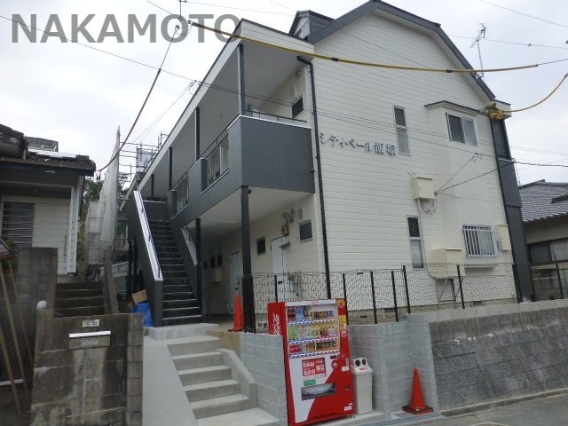 建物外観　自動販売機も目の前にあり、便利です♪