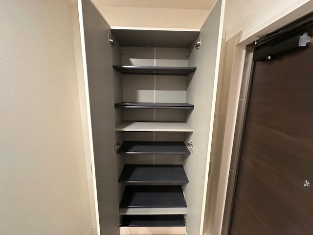 玄関　写真は内装済み別号室