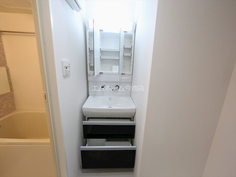 洗面設備　脱衣所　独立洗面台（シャンプードレッサー付）