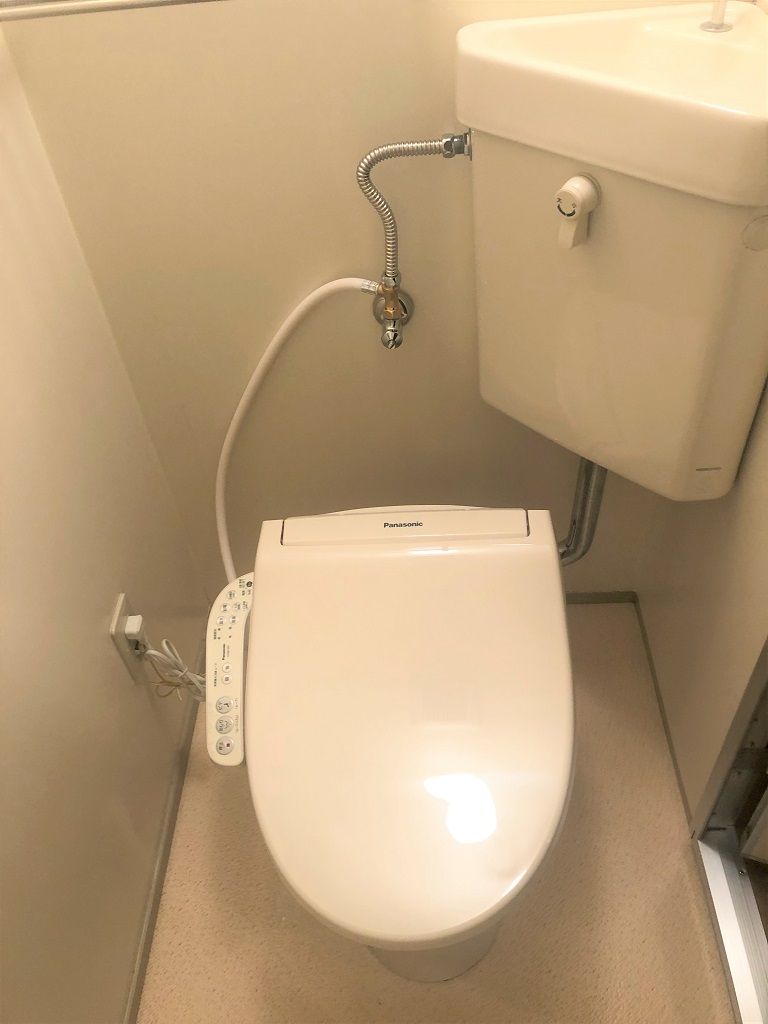 トイレ　温水洗浄便座付きです