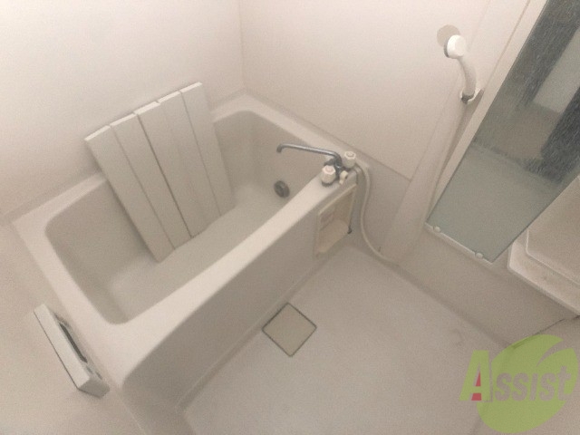 バス・シャワールーム　お風呂は追い炊き機能付きのゆったり浸かれる広さーー。