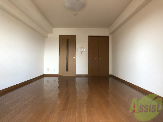 居室・リビング　９．１帖の広めの洋室です。大きな窓から陽光が差し込んで来ます