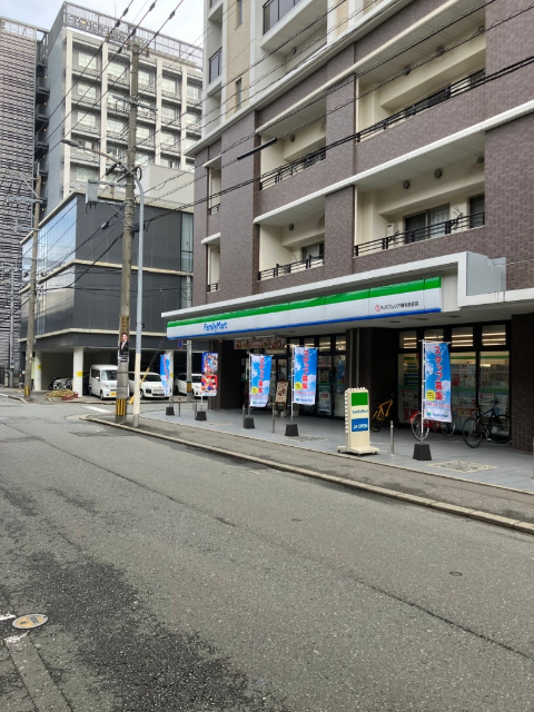 コンビニ　ファミリーマートＲＪＲプレシア博多駅前店（コンビニ）まで184m