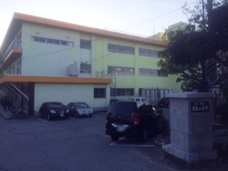 小学校　魚津市立清流小学校（小学校）まで709m