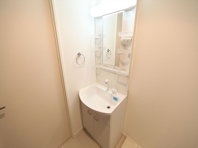 洗面設備　脱衣所　独立洗面台（シャンプードレッサー付）収納スペース有