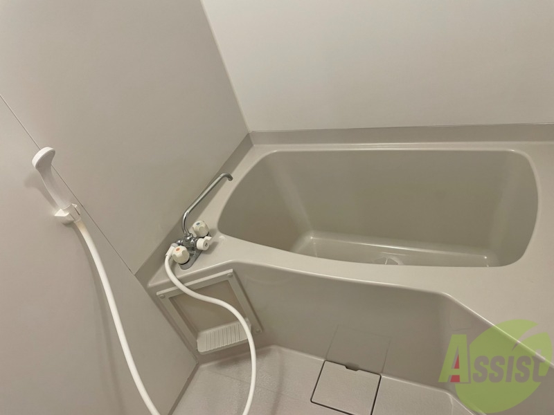 バス・シャワールーム　浴室は洗い場が広くシャンプー置き場があります