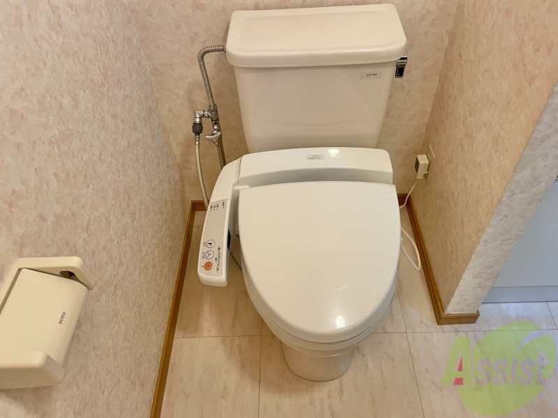 トイレ　トイレはシャワー付きトイレで洗面台の横にあります