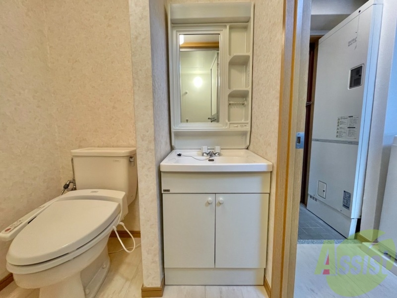 洗面設備　独立洗面台には、収納と棚がついております