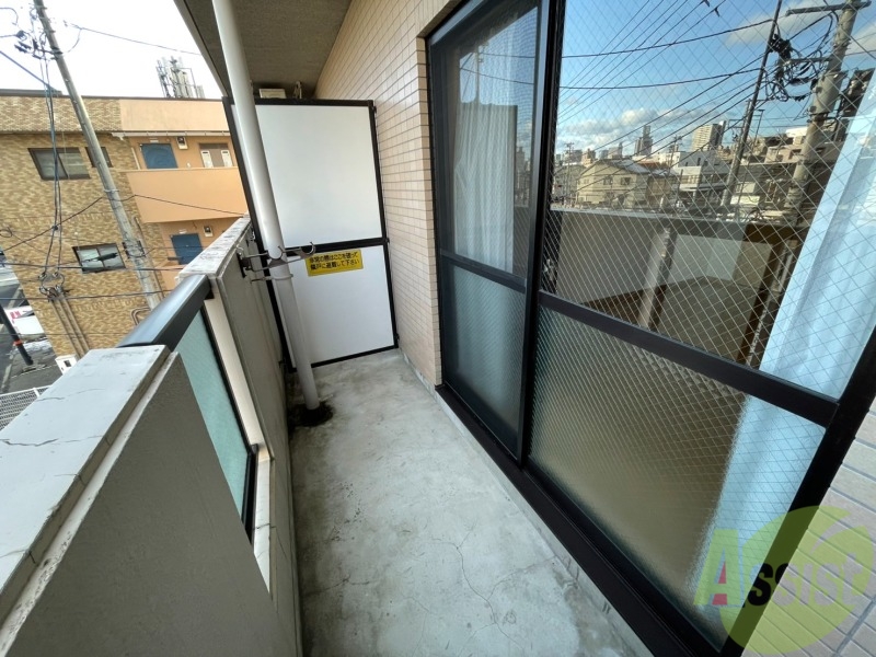 バルコニー　バルコニーは広く陽当たりがよいので洗濯しやすいです